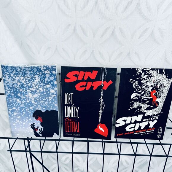 Frank Millers Sin City Lost Lonely & Lethal, Babe Who Wore Red, Silent Night Lot - Picture 1 of 6